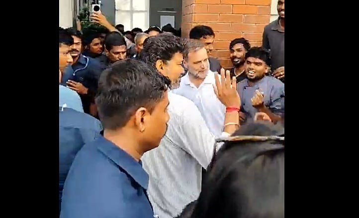 சென்னை தனியார் உணவகத்தில் ராகுல் - விஜய்!