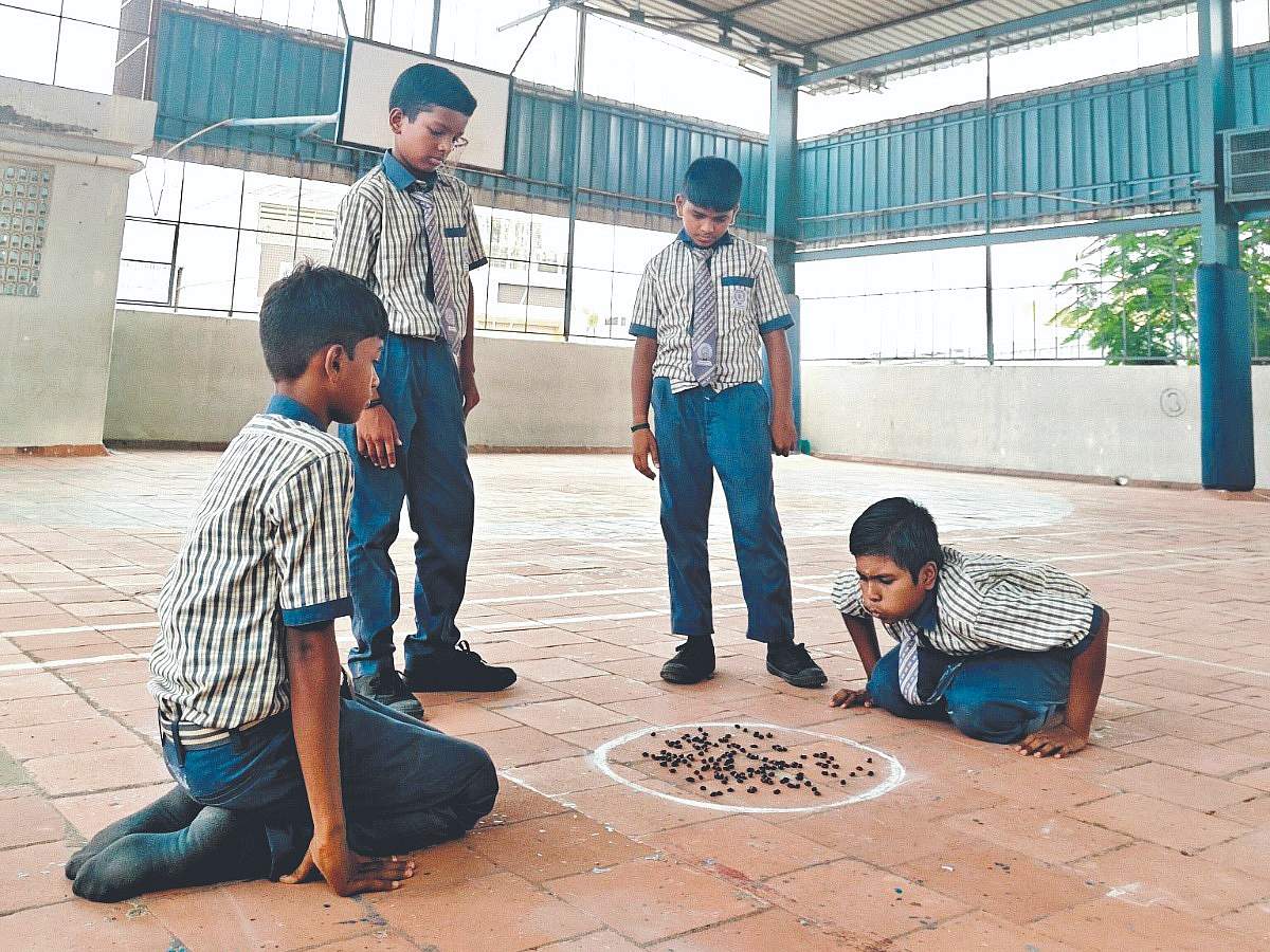 பாரம்பரிய விளையாட்டு ஊதித் தள்ளு