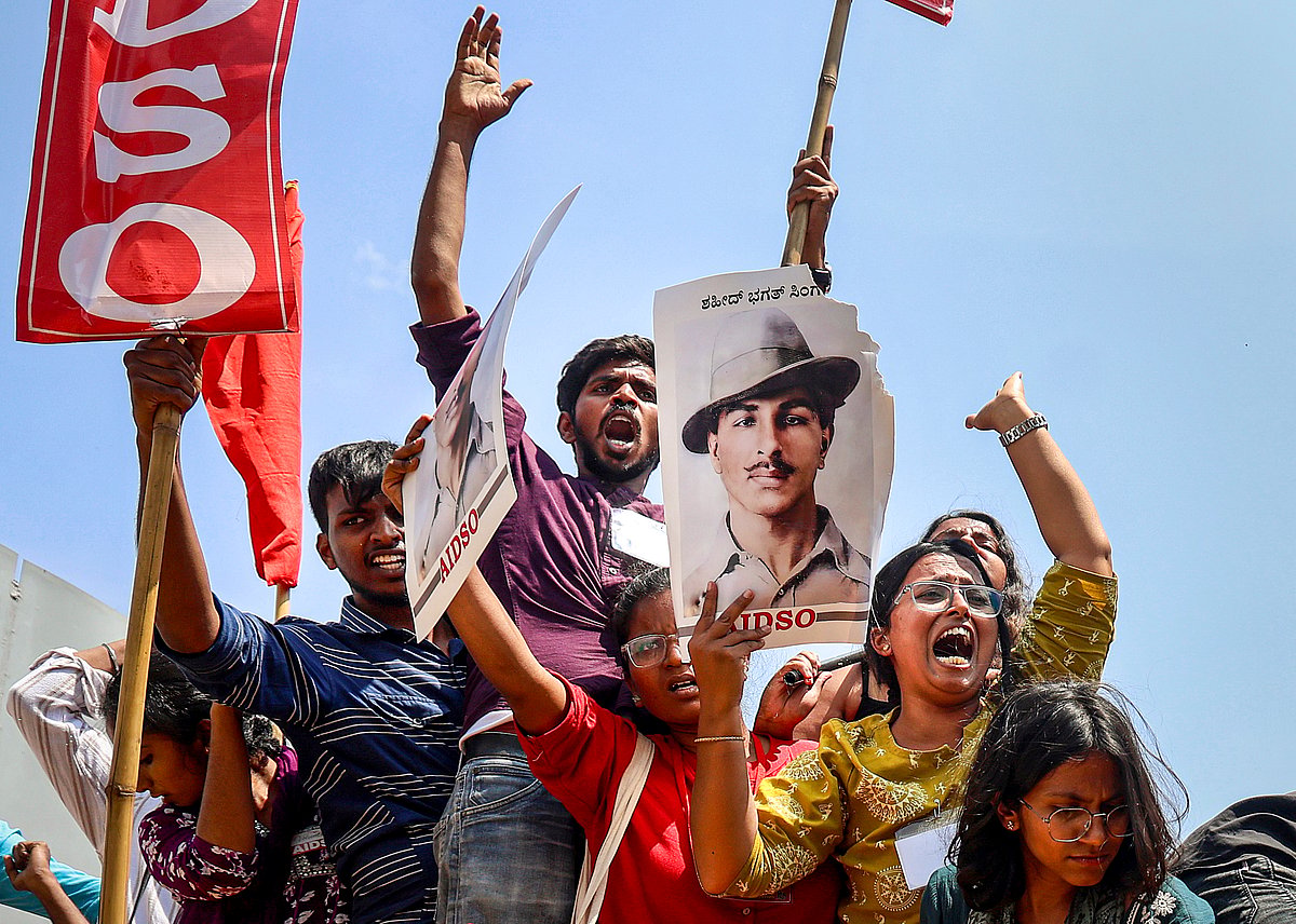 பெங்களூருவில், எஸ்.ஐ.ஆர். நடவடிக்கைக்கு எதிரான போராட்டத்தின் ஒரு பகுதியாகத் தேர்தல் ஆணைய அலுவலகத்தை நோக்கி ஊர்வலமாகச் செல்ல முயன்ற பல்வேறு மாணவர் அமைப்புகளின் உறுப்பினர்கள்.