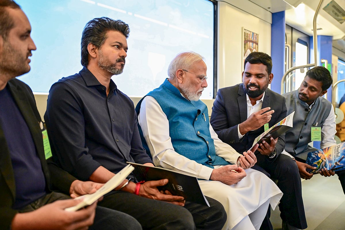 சென்னை மெட்ரோ ரயில் இரண்டாம் கட்டத்தின் பூந்தமல்லி - வடபழனி வழித்தடத்தைத் தொடங்கிவைத்ததைத் தொடர்ந்து, பிரதமர் நரேந்திர மோடி மற்றும் தமிழக முதல்வர் விஜய் ஆகியோர் மெட்ரோ ரயிலில் பயணம் செய்கின்றனர்.