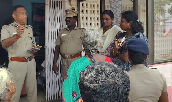 விழுப்புரம் சரக டிஐஜியிடம் புகாா் தெரிவித்த போராட்டத்தில் ஈடுபட்டோா்.