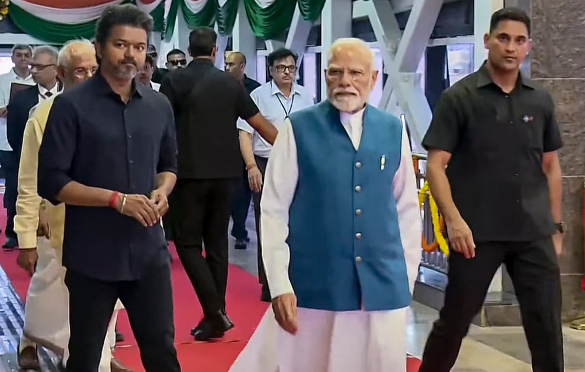மெட்ரோ ரயிலில் பயணம் மேற்கொள்ள வருகை தந்த பிரதமர் மோடி உடன் தமிழக முதல்வர் விஜய்.