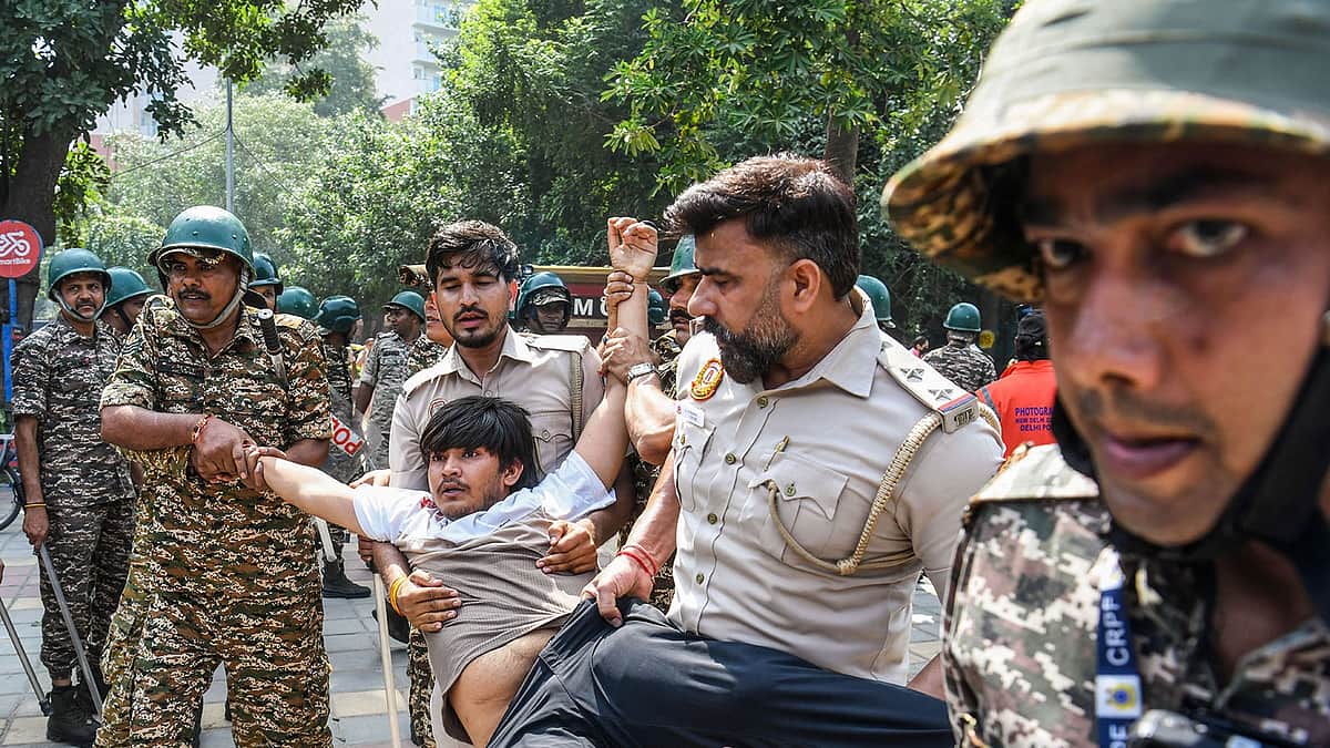 தில்லியில் போராடிய இளைஞர்களை குண்டுக்கட்டாகக் கைது செய்த காவல்துறை!