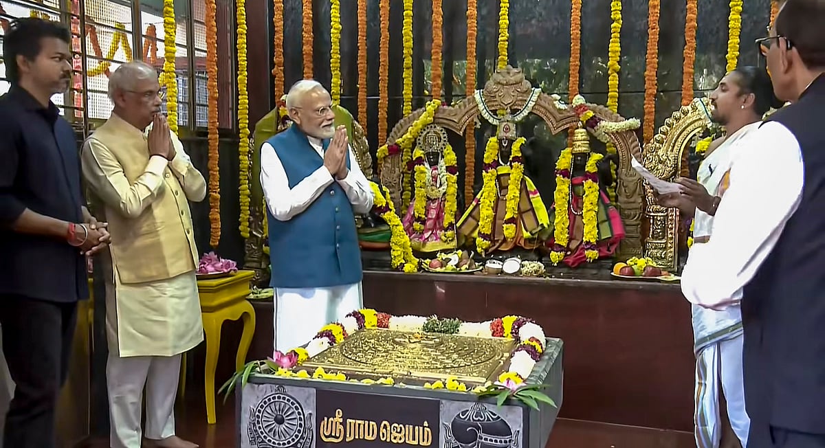 பிரதமர் மோடி, ஆளுநர் ஆர்லேகர் மற்றும் முதல்வர் விஜய் ஆகியோர் சாமி தரிசனம் செய்தனர்.