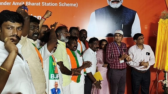 அம்பாசமுத்திரம் ரயில் நிலைய திறப்பு விழாவில் பங்கேற்றோா்.