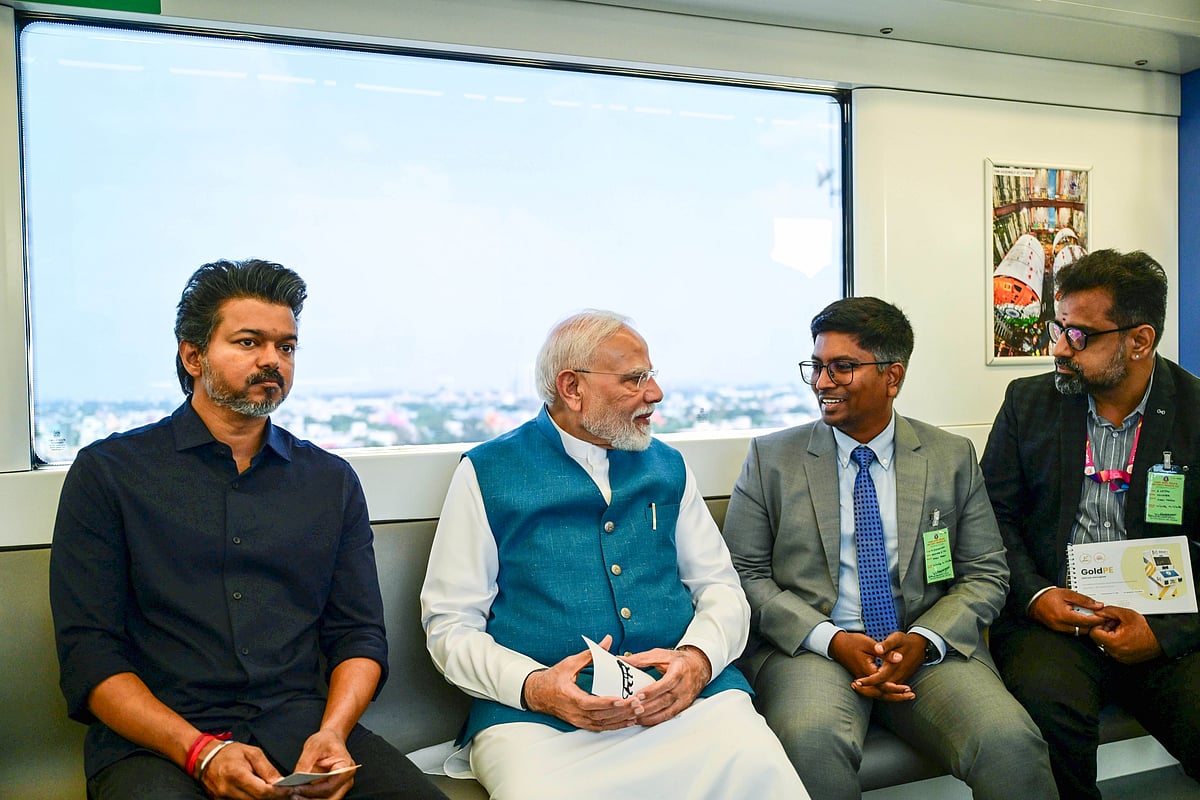 பூந்தமல்லி - வடபழனி வழித்தடத் திறப்பு விழாவின்போது, பிரதமர் நரேந்திர மோடி உடன் ரயிலில் பயணம் மேற்கொண்ட தமிழக முதல்வர் விஜய் உள்ளிட்டோர்.