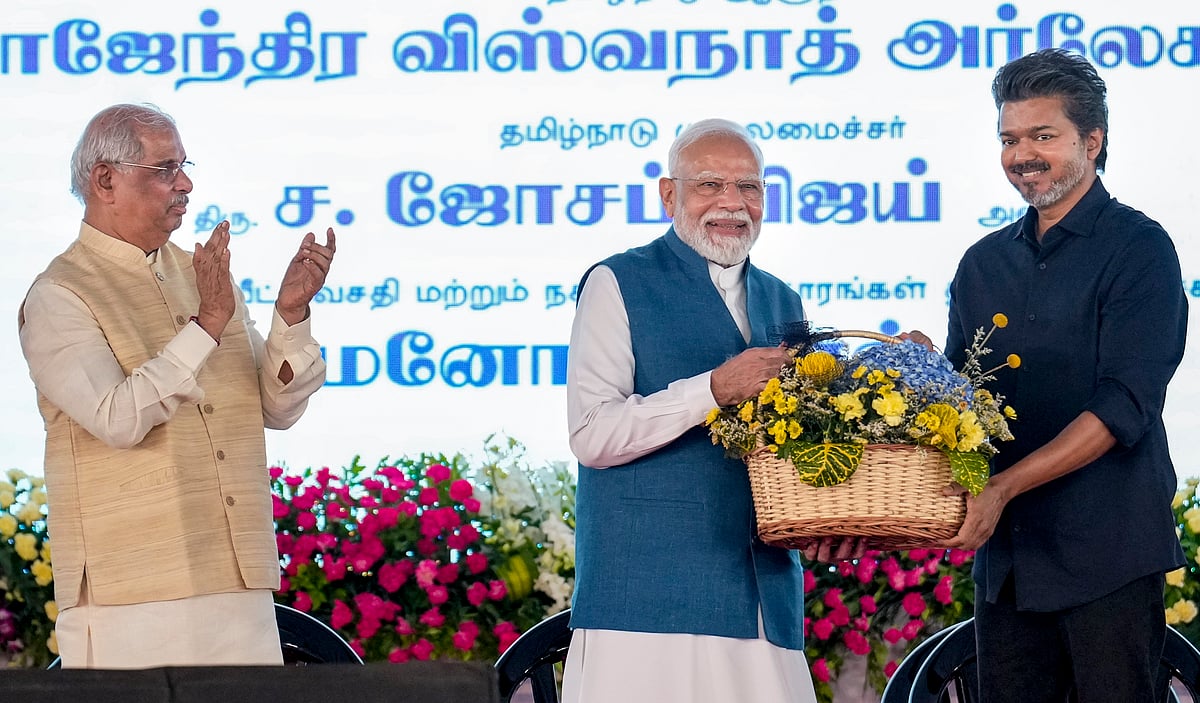 சென்னை ஐஐடி மெட்ராஸில், சென்னை மெட்ரோ ரயில் இரண்டாம் கட்டம், தேசிய நெடுஞ்சாலை, ரயில்வே, துறைமுகம் மற்றும் பெட்ரோலியத் திட்டங்கள் உள்ளிட்ட ரூ. 13,000 கோடிக்கும் அதிகமான மதிப்பிலான பல்வேறு வளர்ச்சித் திட்டங்களைத் தொடங்கி வைக்கும் நிகழ்வின்போது, தமிழக முதல்வர் விஜய் பூங்கொத்து கொடுத்தும், சால்வை அணிவித்தும் பிரதமர் நரேந்திர மோடியை வரவேற்றார்.