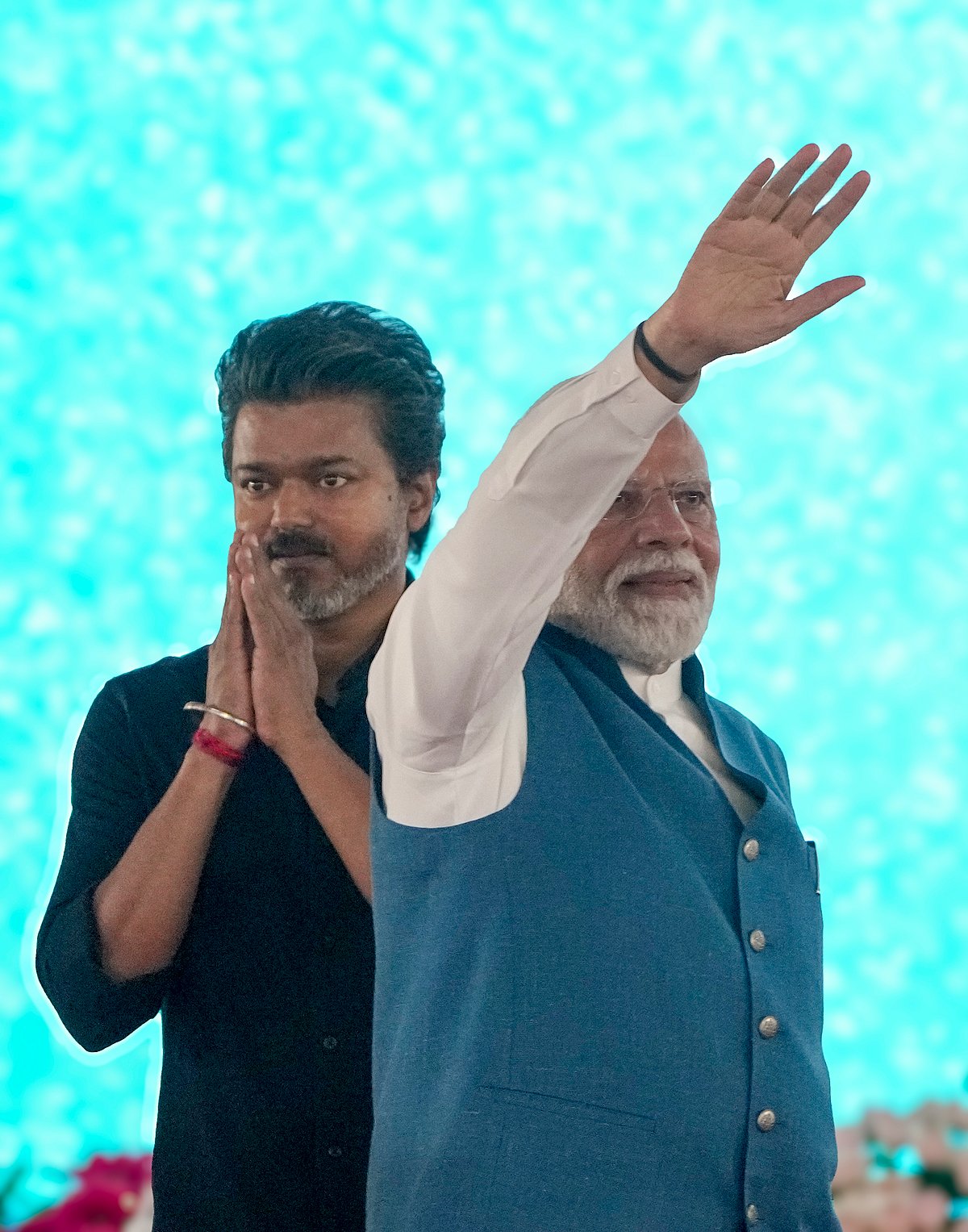 சென்னை ஐஐடி மெட்ராஸில், சென்னை மெட்ரோ ரயில் இரண்டாம் கட்டம், தேசிய நெடுஞ்சாலை, ரயில்வே, துறைமுகம் மற்றும் பெட்ரோலியத் திட்டங்கள் உள்ளிட்ட ரூ. 13,000 கோடிக்கும் அதிகமான மதிப்பிலான பல்வேறு வளர்ச்சித் திட்டங்களைத் தொடங்கி வைக்கும் நிகழ்வின்போது, தமிழக முதல்வர் விஜய் உடன் பிரதமர் நரேந்திர மோடி.
