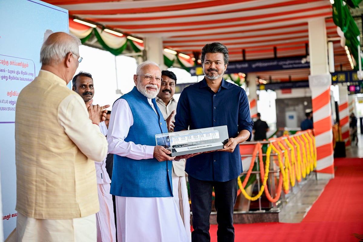 சென்னை மெட்ரோ ரயில் இரண்டாம் கட்டத்தின் பூந்தமல்லி - வடபழனி வழித்தடத்தைத் தொடங்கி வைத்த பிரதமர் நரேந்திர மோடி மற்றும் தமிழக முதல்வர் விஜய்.