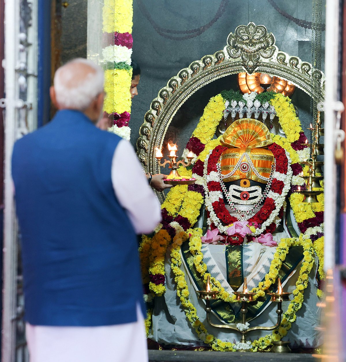 சென்னை ஐஐடியில் வளாகத்தில் அமைந்துள்ள சிறப்புமிக்க ஜலகண்டேஸ்வரர் சிவன் கோயிலில் வழிபாடு செய்த பிரதமர் மோடி.