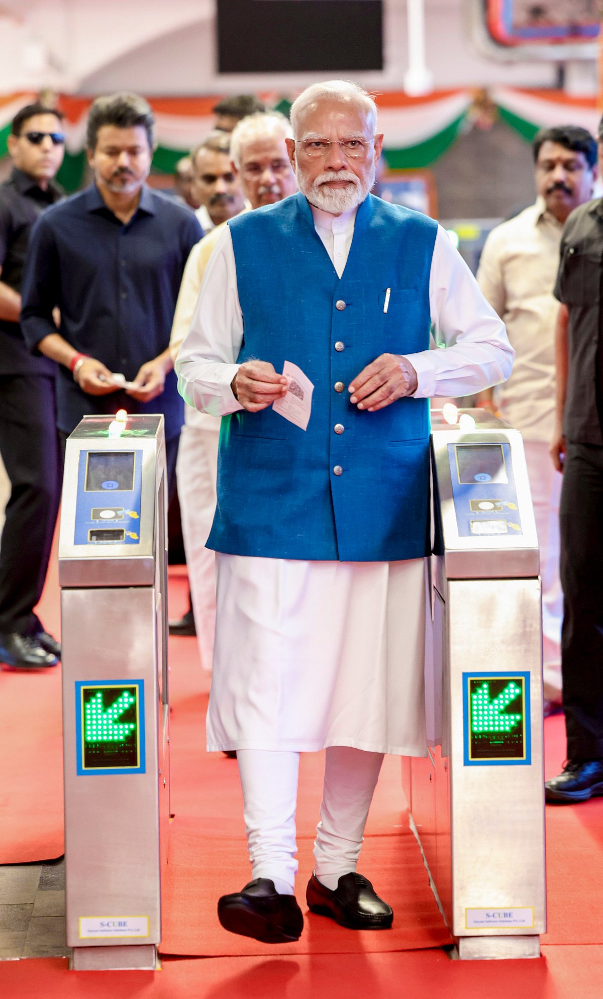 புதிதாகத் திறக்கப்பட்ட சென்னை மெட்ரோ ரயில் இரண்டாம் கட்ட வழித்தடத்தில் பயணம் செய்வதற்கு முன்னதாக, தானியங்கி கட்டண வசூல் வாயில் வழியாகப் பிரதமர் நரேந்திர மோடி செல்ல, அவரைத் தொடர்ந்து தமிழக முதல்வர் விஜய் செல்கிறார்.