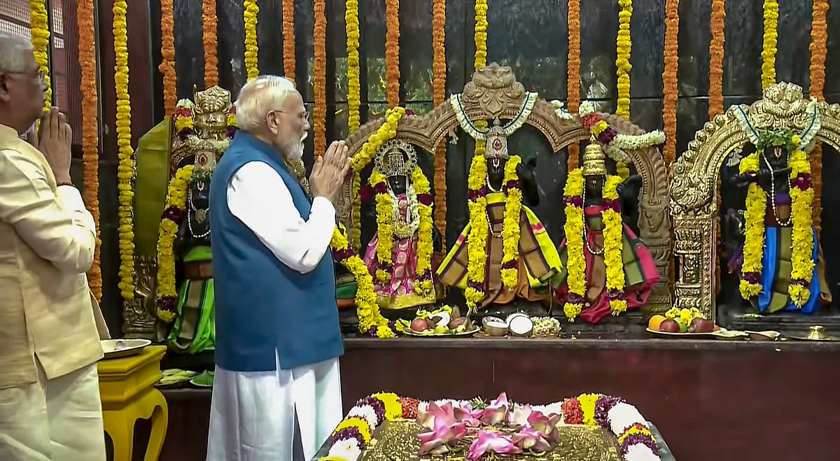 சிறப்புமிக்க ஜலகண்டேஸ்வரர் கோயிலுக்கு வருகை தந்த பிரதமர் மோடி, ஆளுநர் ஆர்லேகர் மற்றும் முதல்வர் விஜய் ஆகியோருக்குக் கோயில் நிர்வாகம் சார்பில் சிறப்பான வரவேற்பு அளிக்கப்பட்டது.