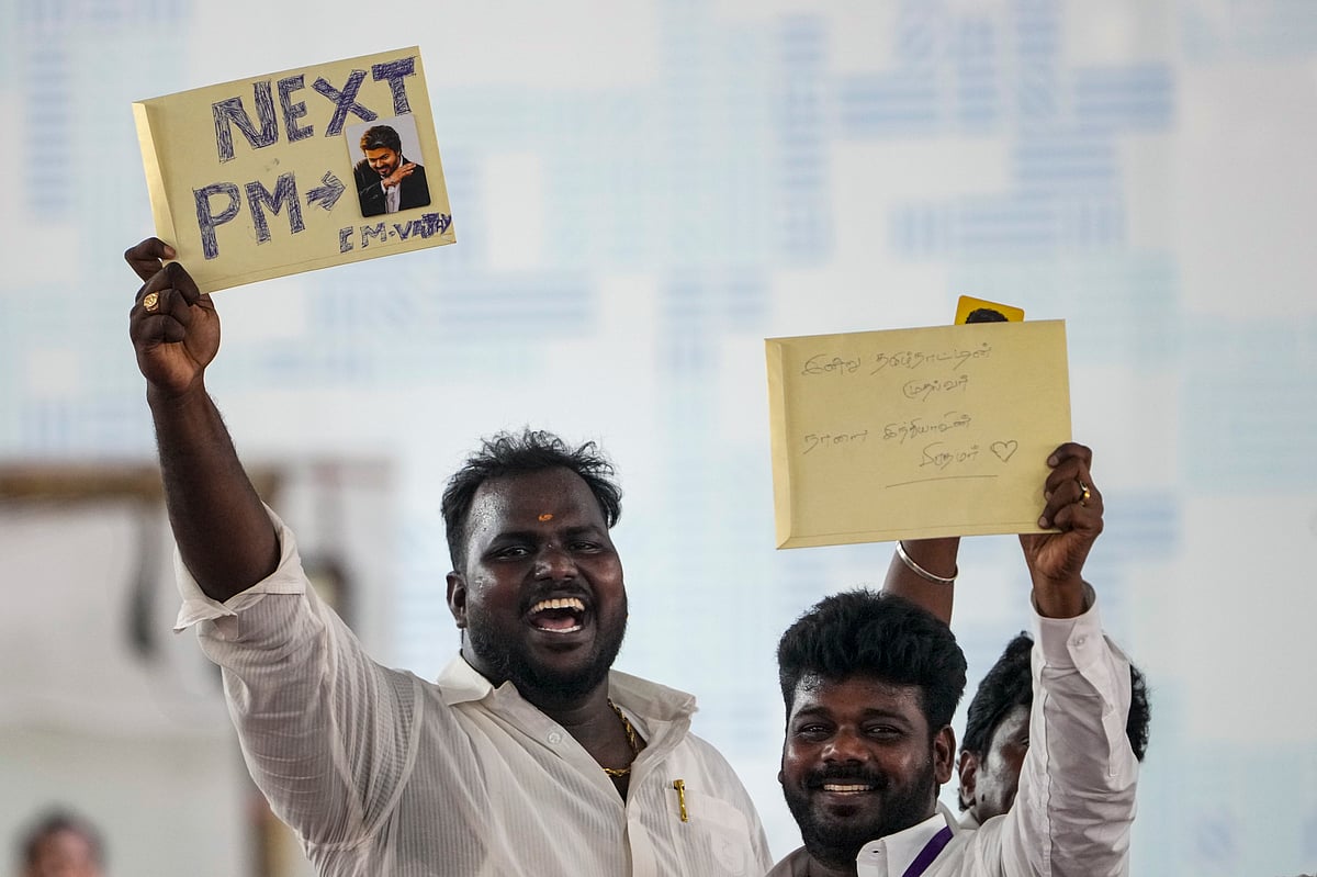 பதாகைகளை ஏந்தி வந்த முதல்வர் விஜய்யின் ஆதரவாளர்.