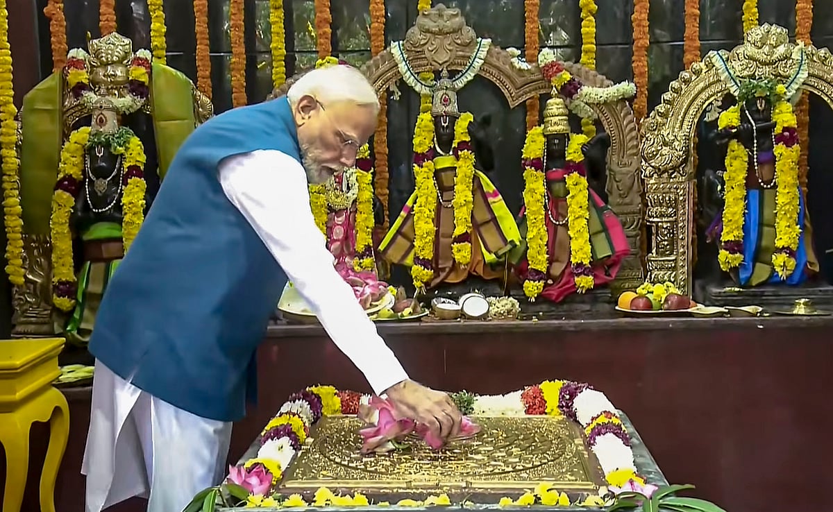 நவராத்திரி விழாவின் தொடக்க நாளை முன்னிட்டு, கோயிலில் உள்ள சிவன் மற்றும் ராமர் சன்னதிகளில் பிரதமர் நரேந்திர மோடி சாமி தரிசனம் செய்து வழிபட்டார்.