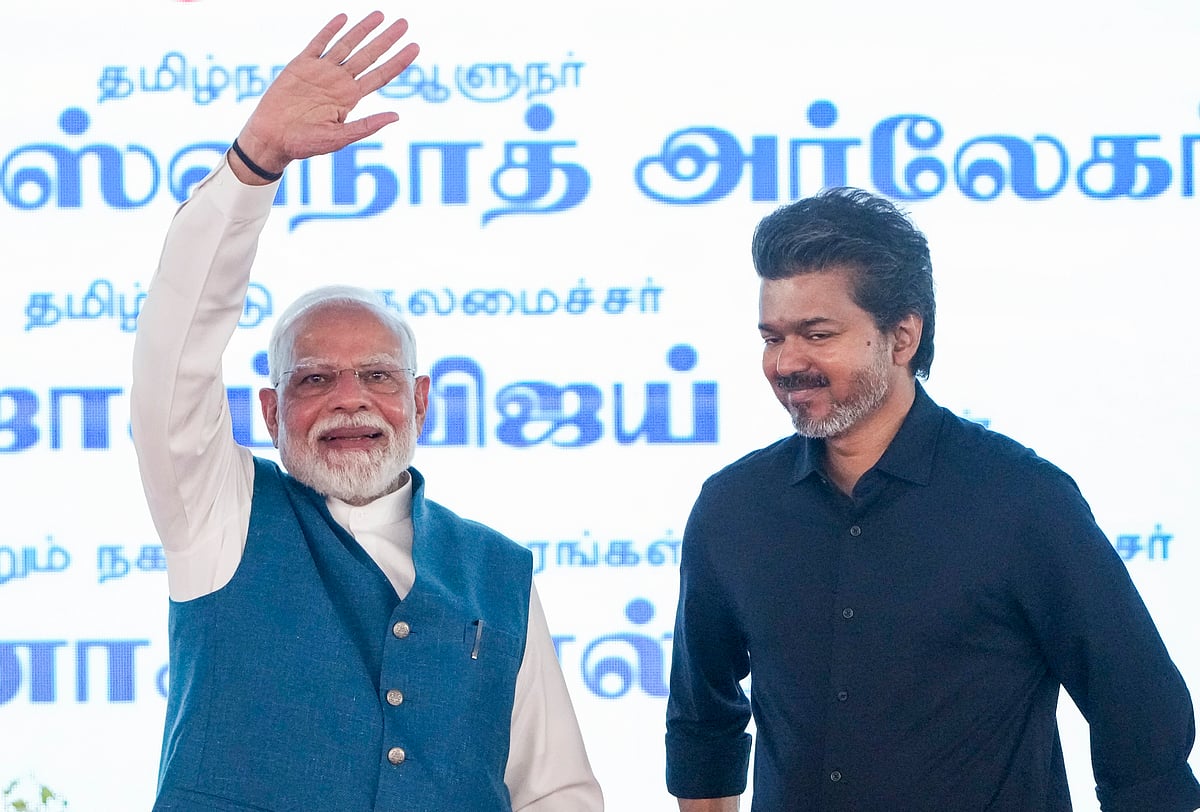 சென்னை ஐஐடி மெட்ராஸில், சென்னை மெட்ரோ ரயில் இரண்டாம் கட்டம் உட்பட ரூ. 13,000 கோடிக்கும் அதிகமான மதிப்பிலான பல்வேறு வளர்ச்சித் திட்டங்களைத் தொடங்கி வைக்கும் நிகழ்வில் பிரதமர் நரேந்திர மோடி மற்றும் தமிழக முதல்வர் விஜய்.