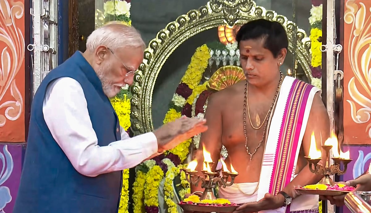 ஆரத்தி எடுத்து வழிபாடு நடத்திய பிரதமர் மோடி.