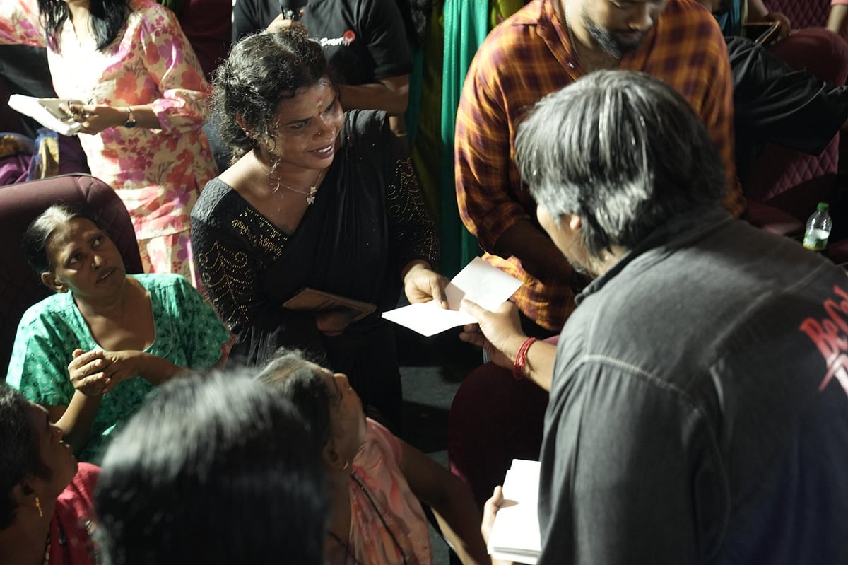 காசோலையை வழங்கிய இயக்குனர் கார்த்திக் சுப்பராஜ்.