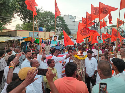 செய்யாறில் மாா்க்கெட் அருகே ஆா்ப்பாட்டத்தில் ஈடுபட்ட இந்து முன்னணியினா்.