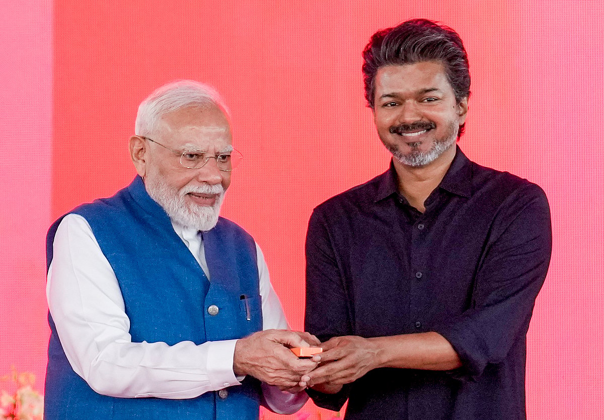உட்கட்டமைப்பை அடுத்தகட்டத்திற்கு எடுத்துச் செல்லும் வகையில், பூந்தமல்லி - வடபழனி மெட்ரோ ரயில் சேவையை பிரதமர் மோடி, முதல்வர் விஜய் இணைந்து தொடங்கி வைத்தனர்.