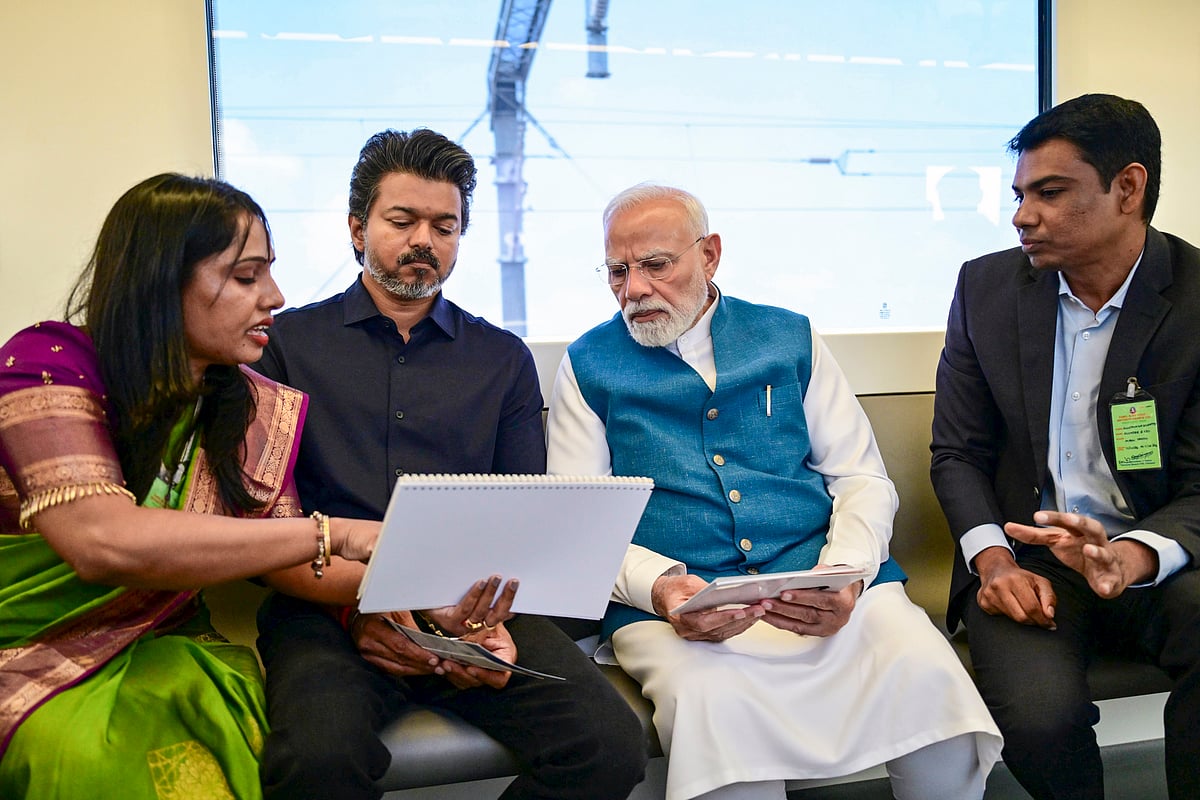 புதிதாகத் திறக்கப்பட்ட இந்த வழித்தடத்தில் மேற்கொள்ளப்பட்ட முதல் பயணத்தின்போது அதிகாரிகளுடன் கலந்துரையாடும் பிரதமர் மோடி அருகில் தமிழக முதல்வர் விஜய்.