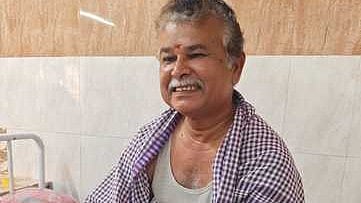 காயமடைந்த கிளை மேலாளா் சுரேஷ்.