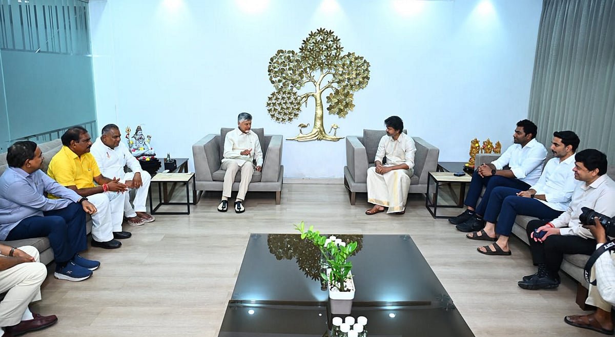 ஆந்திர அமைச்சர்கள் நாராயணா, நிம்மலா ராமாநாயுடு, எம்.பி. மகுண்டா சீனிவாசலு ரெட்டி ஆகியோரும், தமிழக அமைச்சர்கள் ஆனந்த், ஆதவ் அர்ஜுனா உள்ளிட்டோரும் உடனிருந்தனர்.