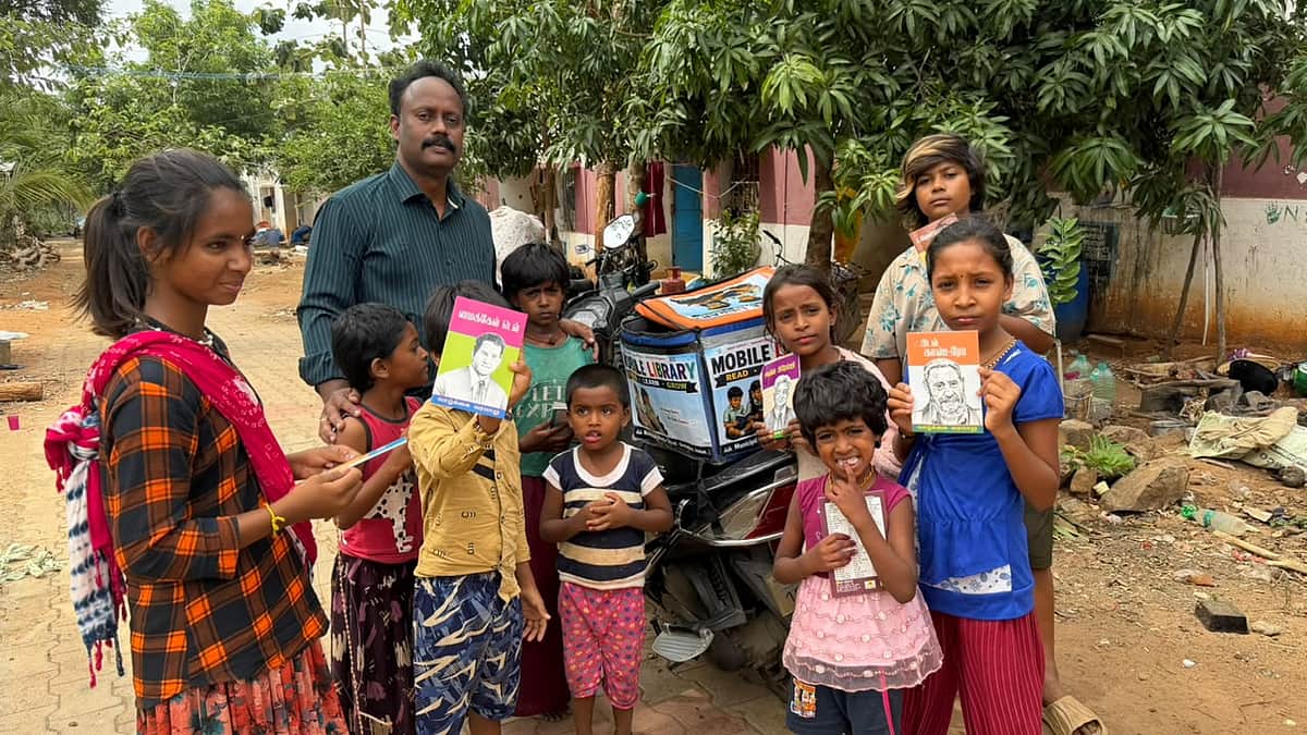 வீடுதேடிச் செல்லும் நூலகம்! வாசிப்புப் புரட்சியை உருவாக்கும் அரசுப் பள்ளி ஆசிரியர்!