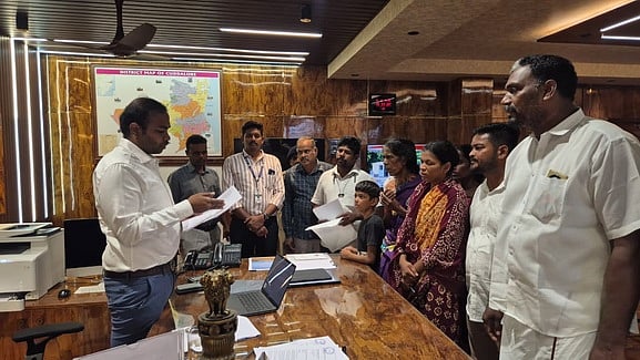 வாழ்முனியின் உடலை மீட்டு வரக் கோரி கடலூா் மாவட்ட ஆட்சியரிடம் செவ்வாய்க்கிழமை மனு அளித்த அவரது குடும்பத்தினா்.