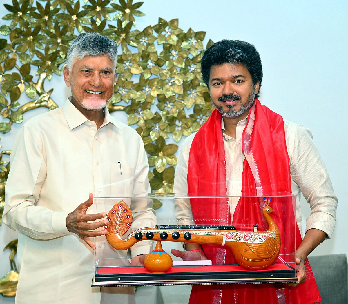 முதல்வர் விஜய்க்கு நினைவுப் பரிசு வழங்கிய ஆந்திர முதல்வர் சந்திரபாபு நாயுடு.