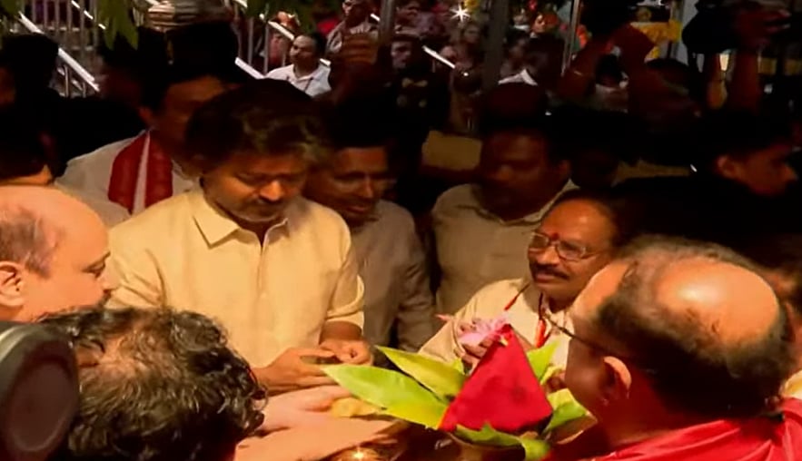 கனக துர்கா கோயிலில் முதல்வர் விஜய்க்கு மேளதாளங்கள் முழங்க பூரணகும்ப மரியாதை!
