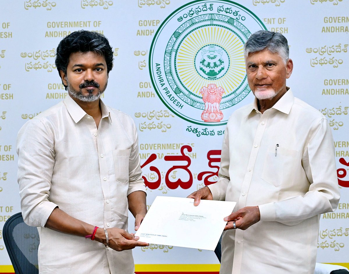 கோதாவரி - காவிரி நதிநீர் இணைப்பு, கிருஷ்ணா நதி நீர் விடுவிப்பு உள்ளிட்டவை குறித்து இரு முதல்வர்களும் ஆலோசனை செய்ததாக தெரிகிறது.