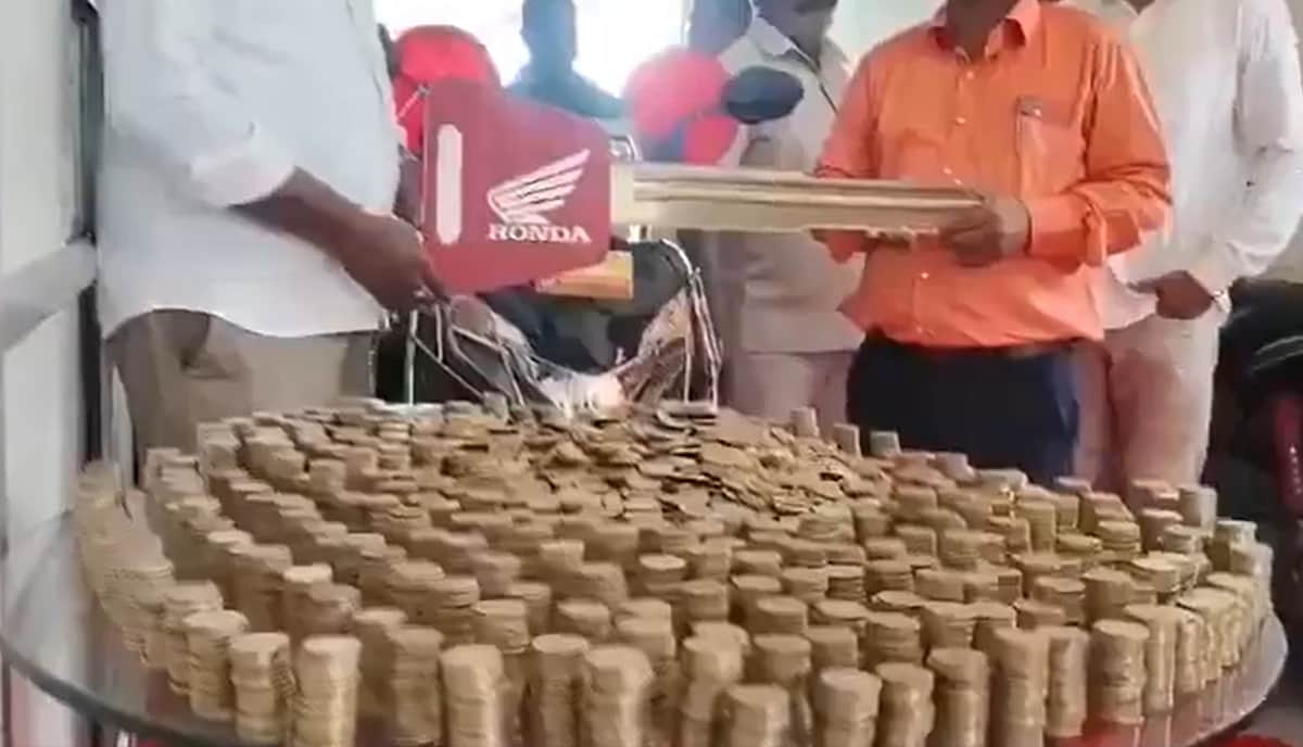 தெலங்கானா: 3 ஆண்டுகளாகச் சேமித்த 10 ரூபாய் நாணயங்களைக் கொடுத்து இருசக்கர வாகனம் வாங்கிய நபர்! 