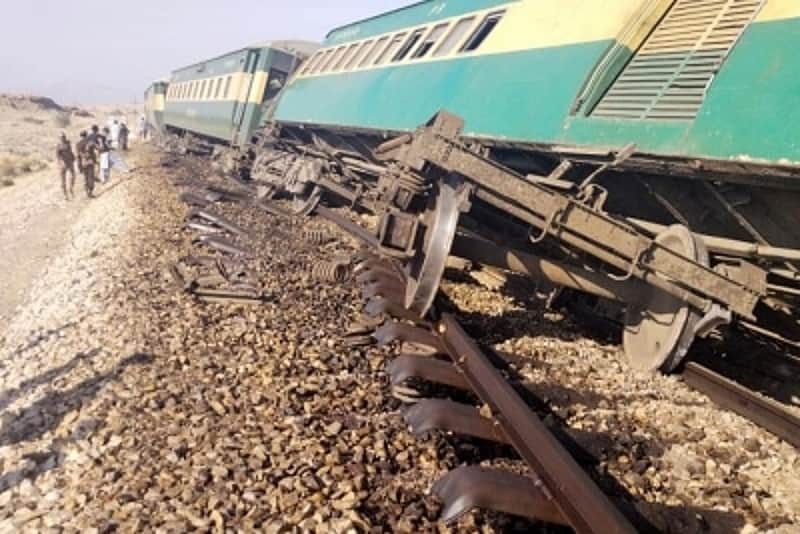 Six killed, 30 injured as passenger train derails in Pakistan