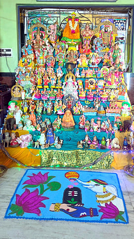 சிங்கம்புணரி பத்ரகாளியம்மன் கோயிலில் நவராத்திரியையொட்டி வைக்கப்பட்ட கொலு பொம்மைகள்.