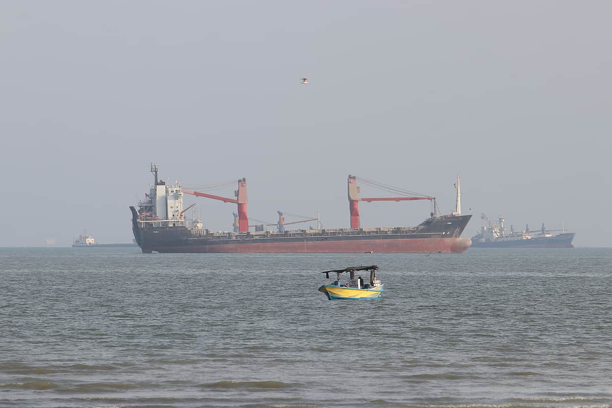 ஹோர்முஸ் நீரிணையில் மூழ்கிய சரக்குக் கப்பல்! - ஈரானின் அறிவிப்பால் அதிர்ச்சி!