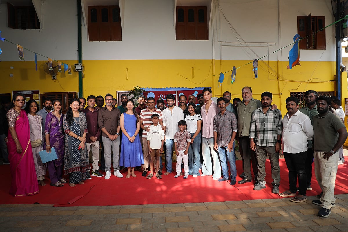 செல்போன்கள் பயன்பாட்டில் இல்லாத காலகட்டத்தில், வாக்மேன் உள்ளிட்ட இசைச் சாதனங்கள் வழியாக, நேரடி சந்திப்புகள் மற்றும் கடிதங்கள் மூலமாகவும் காதலர்கள் தங்களது உணர்வுகளைப் பகிர்ந்துகொண்ட விதத்தை இப்படம் பேசுகிறது.