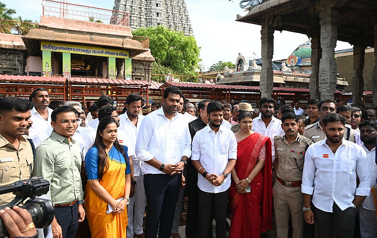 திருவண்ணாமலை அருணாசலேஸ்வரா் கோயில் திருக்காா்த்திகை தீபத்திருவிழாவைமுன்னிட்டு முன்னேற்பாடு பணிகள் குறித்து கோயிலில் சனிக்கிழமை ஆய்வு செய்த பொதுப்பணி மற்றும் விளையாட்டு மேம்பாட்டுத் துறை அமைச்சா் ஆதவ் அா்ஜுனா, இந்து சமய அறநிலையத் துறை அமைச்சா் சீ.ரமேஷ் ஆகியோா்.