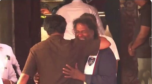ஸ்ரீகாந்த் தேவாவை கட்டியணைத்து ஆறுதல்! தேவாவுக்கு முதல்வர் விஜய் அஞ்சலி