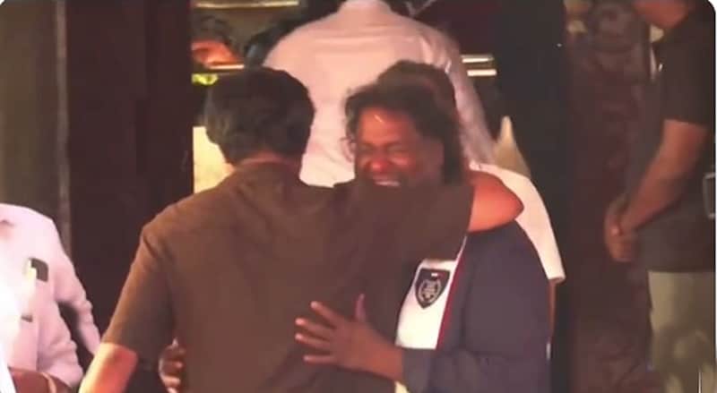கட்டியணைத்து ஆறுதல்