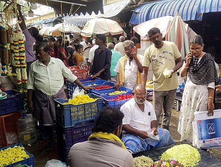 மதுரை மாட்டுத்தாவணி பகுதியில் சாலையோரம் அமைக்கப்பட்ட தற்காலிகக் கடையில் பொறி வாங்கிய மக்கள்.