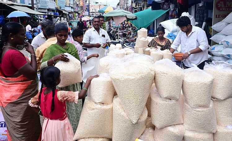 விழுப்புரம் மகாத்மா காந்தி சாலையிலுள்ள விற்பனையகத்தில் பொரி வாங்கிய பொதுமக்கள்.