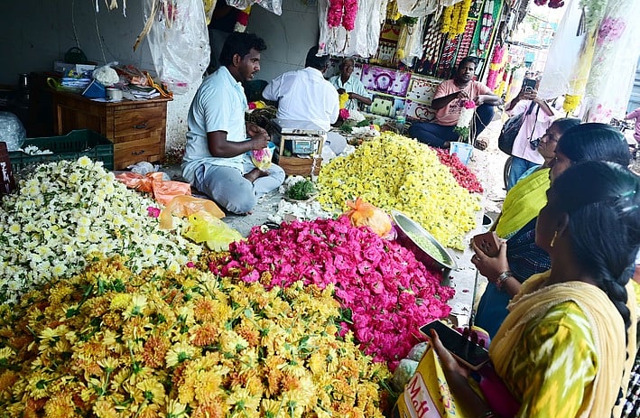 விழுப்புரம் மகாத்மா காந்தி சாலையிலுள்ள விற்பனையகத்தில் அலங்கார தோரணங்களை வாங்குவோா்.