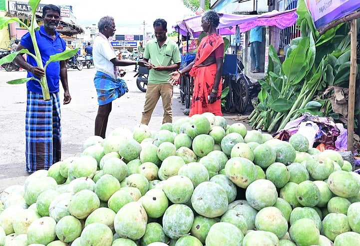 விழுப்புரம் பழைய பேருந்து நிலையம் அருகே விற்பனைக்காக குவித்து வைக்கப்பட்டிருந்த பூசணிக்காய்.