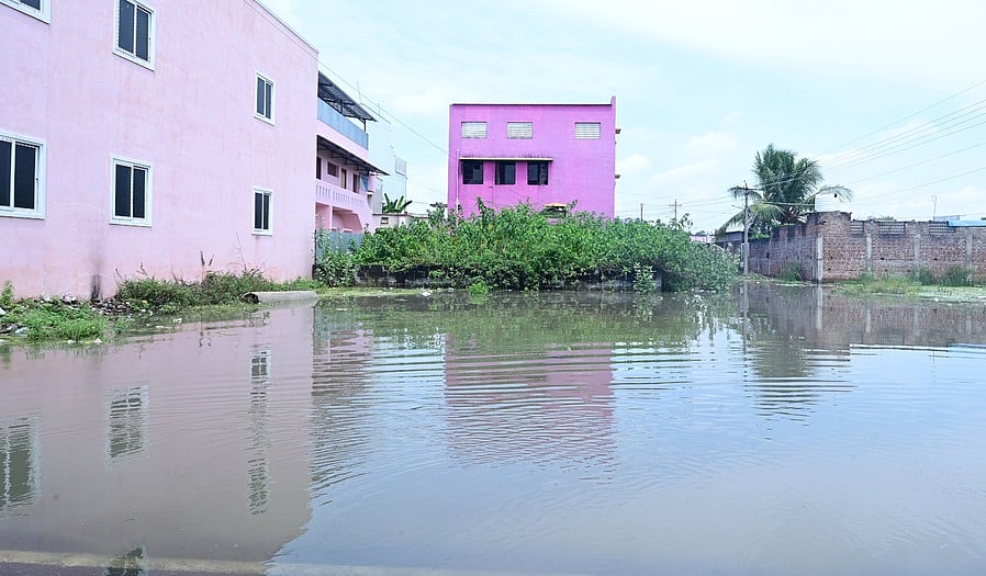 விழுப்புரம் மாவட்டத்தில் இரண்டாவது நாளாக மழை!
செம்மேட்டில் 143.60 மி.மீ. பதிவு!