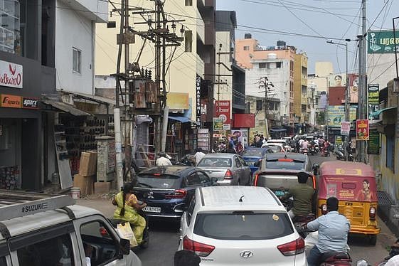 பூஜை பொருள்கள் வாங்க ஈரோடு கொங்கலம்மன் வீதியில் அணிவகுத்து நின்ற வாகனங்கள்.