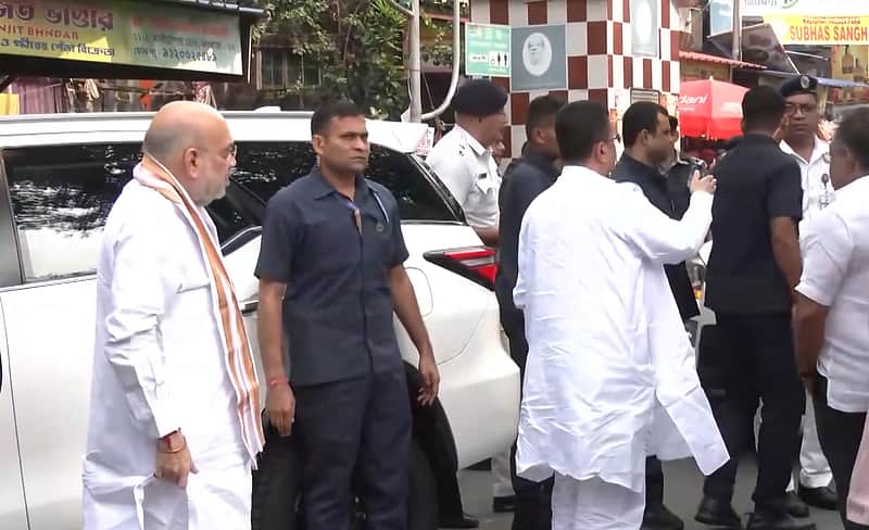 Amit Shah offers prayers at Kalighat Temple in Kolkata