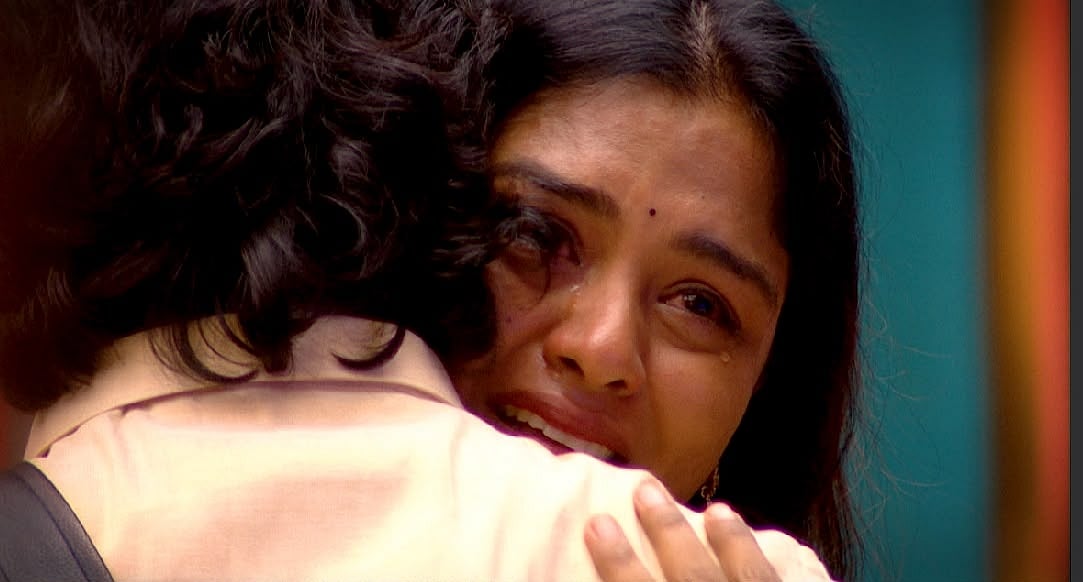 சிகிச்சைக்காக பிக் பாஸ் வீட்டில் இருந்து வெளியேறும் ராகவ்! கண்ணீரில் லட்சுமி பிரியா!