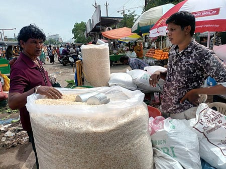 மதுரை மாட்டுத்தாவணி அருகேயுள்ள தினசரி பூக்கள் விற்பனைச் சந்தையில் திரண்ட பொதுமக்கள், வியாபாரிகள்.