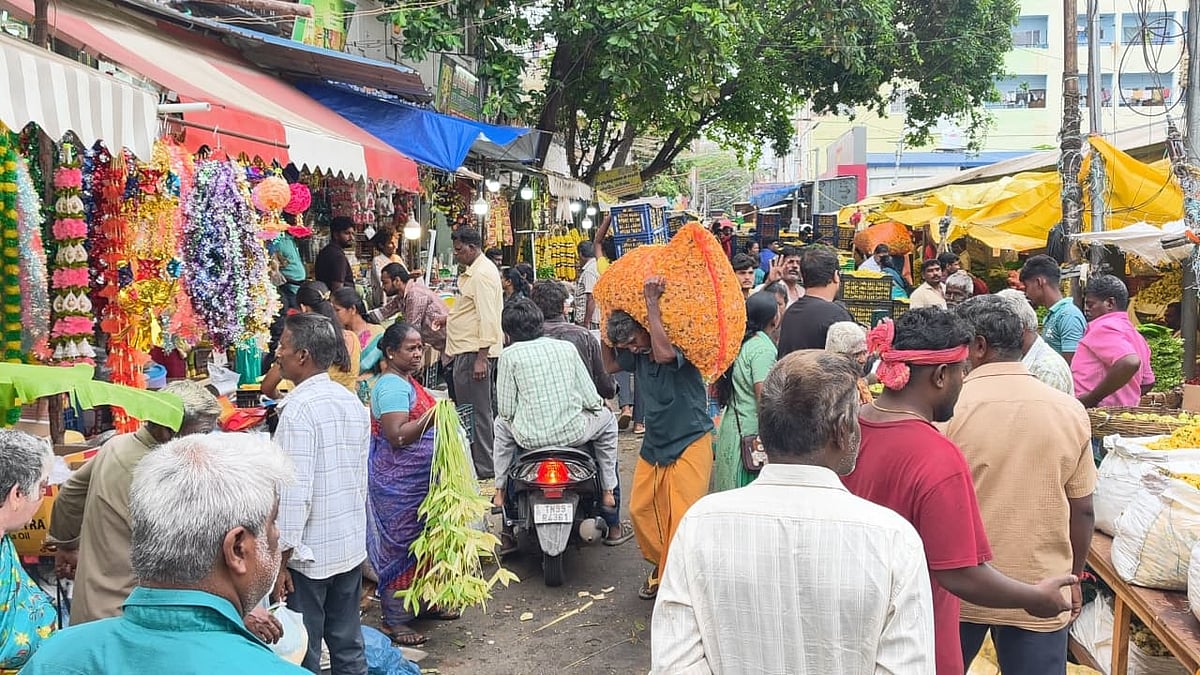 சந்தையில் பொருள்களை வாங்கிச் செல்லும் மக்கள்.