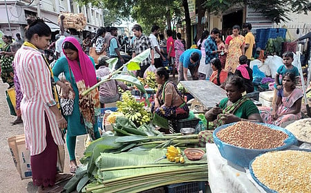 மதுரை கீழமாசி வீதி சாலையோரம் ஞாயிற்றுக்கிழமை தற்காலிகமாக அமைக்கப்பட்ட விற்பனைக் கடையில் பழங்கள் வாங்கிய பொதுமக்கள்.